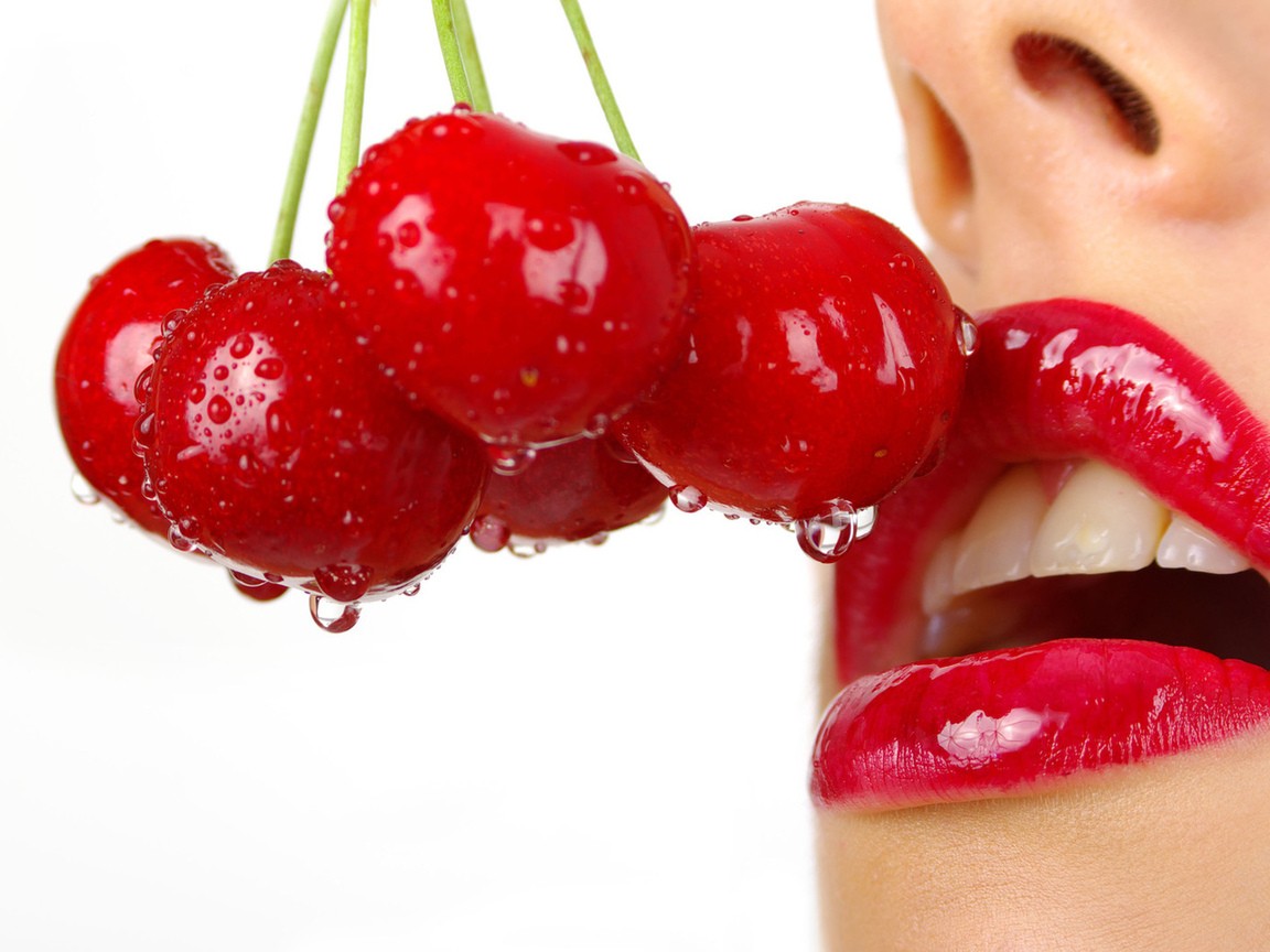 Как эффектно накрасить губы темной помадой