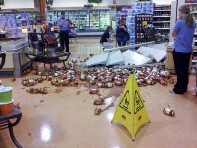 Паника: разбили товар или опрокинули стойку в супермаркете?