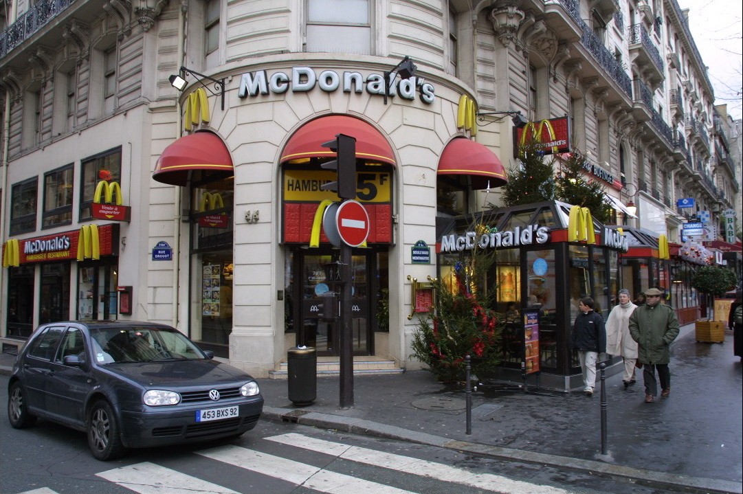 Грабители напали на McDonald’s, когда там обедал спецназ