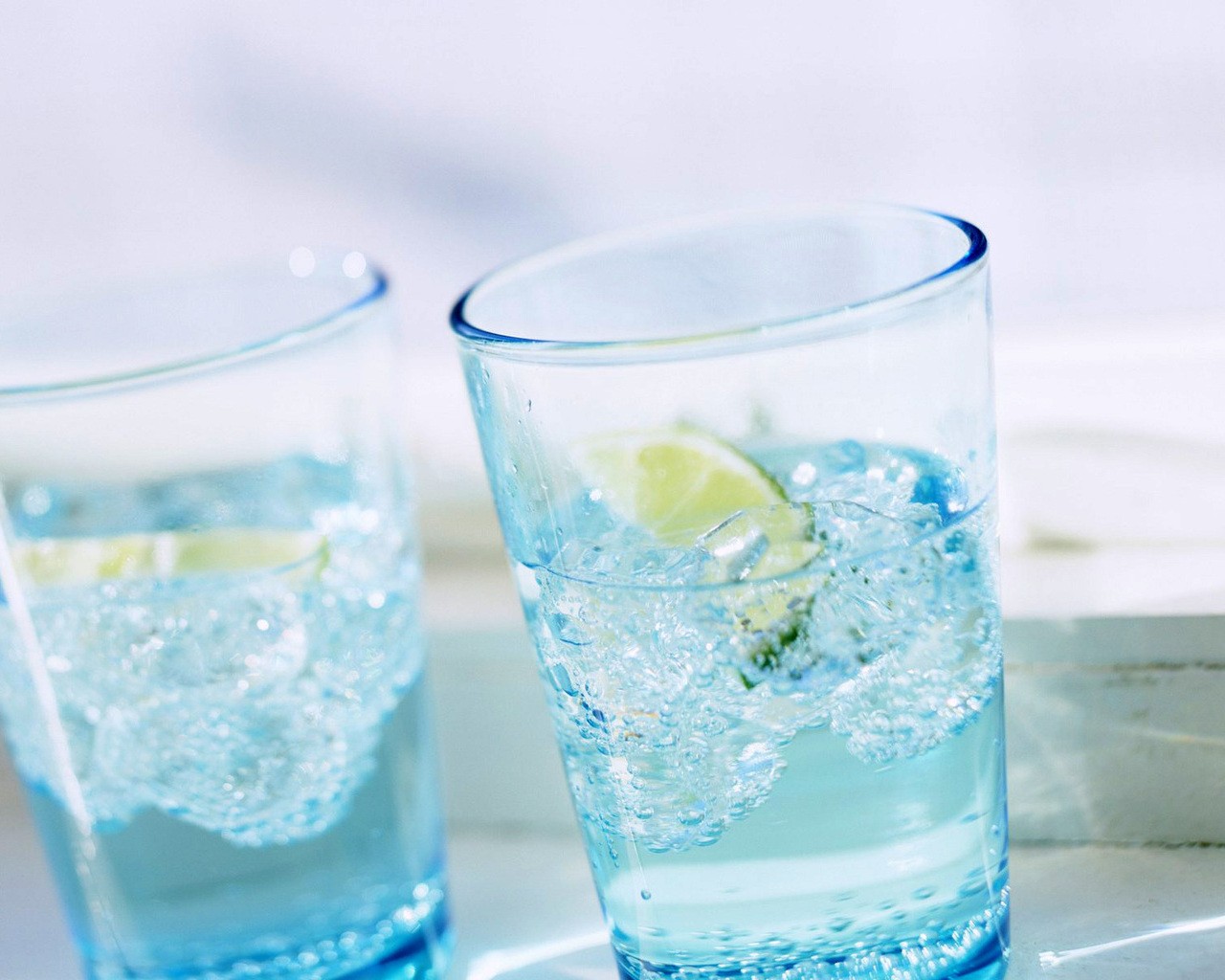 стакан воды отлично способствует рабете мозга